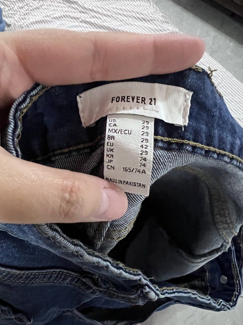 Forever 21 Blue Denim Jeans Size 29 (Category: Jeans) located in Cebu City. Submitted by preloved.mae (Listing ID 1461578095, Image 2). Description: - Forever 21 blue denim jeans - Straight leg cut - Frayed hem detail - Waist size: 29 - Versatile for casual wear - Easy to pair with any top.