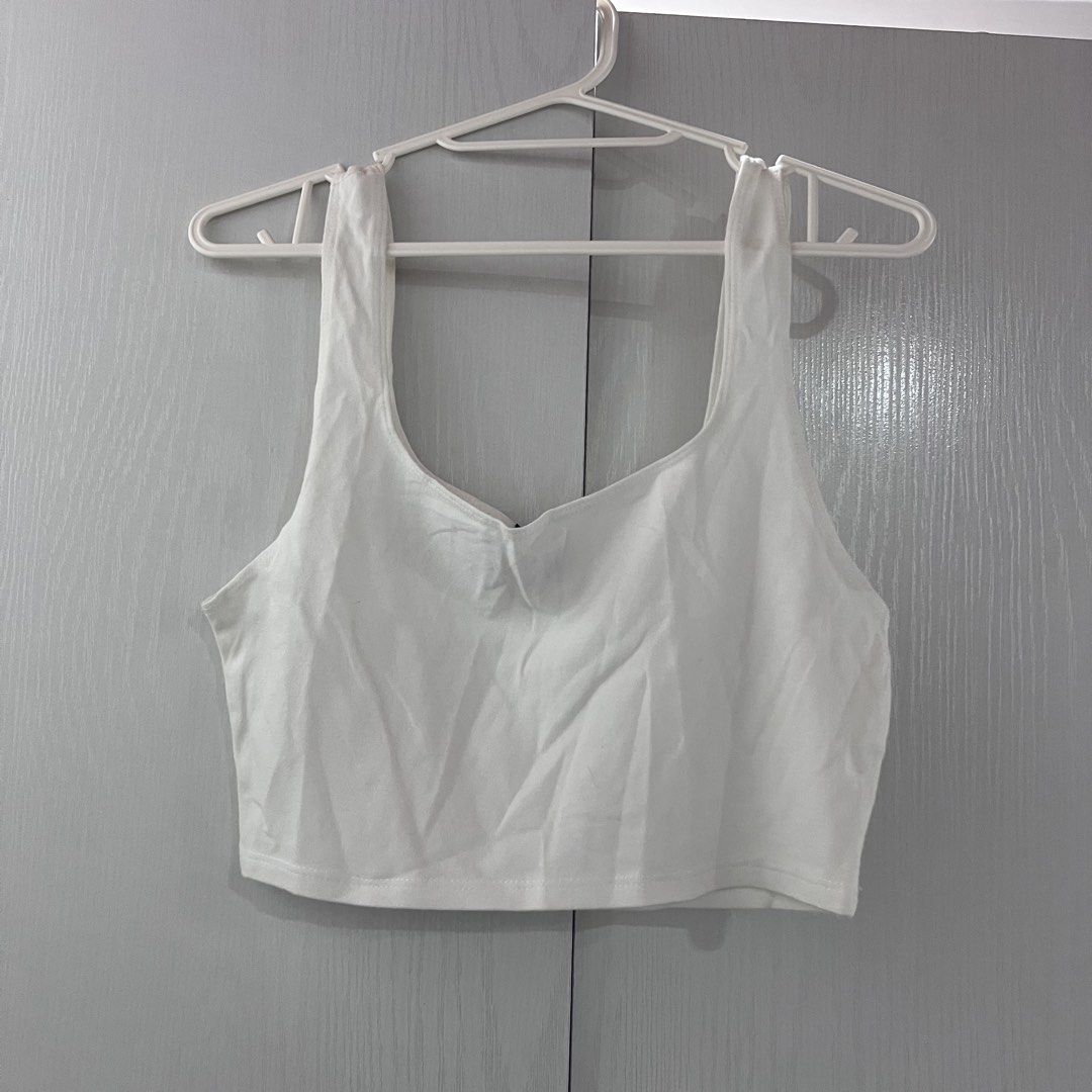Forever 21 White Cropped Tank Top (Category: Sleeveless) located in Cebu City. Submitted by preloved.mae (Listing ID 1461580774, Image 1). Description: - White cropped tank top - Brand: Forever 21 - Size: Medium (M) .