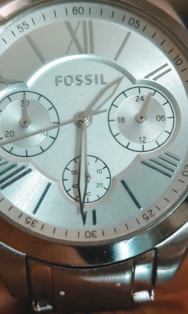 Fossil Women's Modern Courier Chronograph (Category: Women's Watches) located in Valenzuela. Submitted by ardokzbella (Listing ID 1461573978, Image 2). Description: stainless steel.