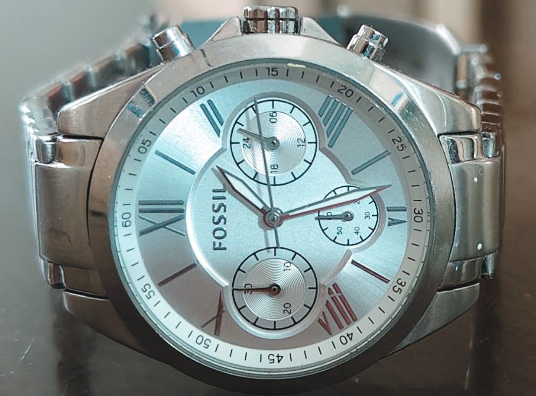 Fossil Women's Modern Courier Chronograph (Category: Women's Watches) located in Valenzuela. Submitted by ardokzbella (Listing ID 1461573978, Image 1). Description: stainless steel.
