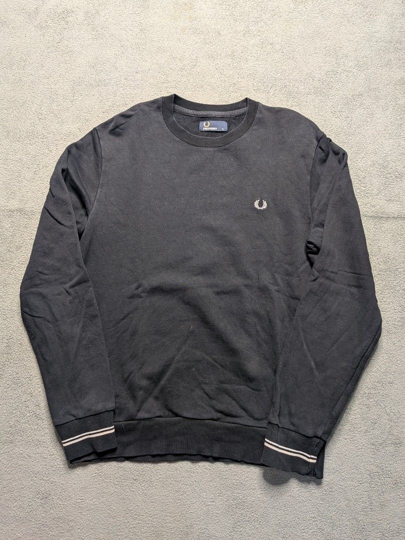 Fred Perry Crewneck Sweatshirt - Black - Size S (Category: Coats, Jackets and Outerwear) located in Paniqui. Submitted by fndrs.kprs.ph (Listing ID 1461733991, Image 1). Description: Fred Perry Sweatshirt Size on tag: Small 20.5x26 Color rate: 9/10 Excellent Condition No flaws .
