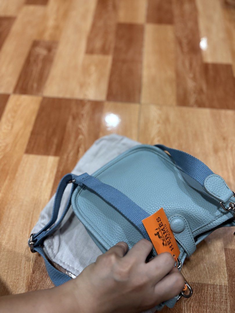 GANDA TO SLING BAG H (Category: Cross-body Bags) located in Tagum. Submitted by jademarch (Listing ID 1461588156, Image 3). Description: GANDA QUALITY KASYA MEDIUM WALLET WITH TAG RARE SOFT LEATHER PA SUEDE LOOB MAHAL SA IBA MURA SAKEN.