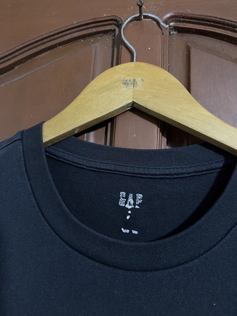 Gap Big Print Black Shirt (Category: Tshirts & Polo Shirts ) located in Manila. Submitted by thriftpoint99 (Listing ID 1461772317, Image 2). Description: 22.5x29 Issue minimal hairline only Excellent condition.
