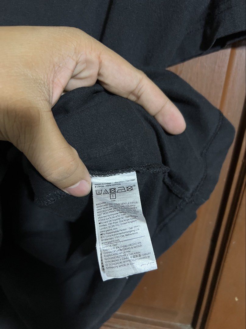 Gap Big Print Black Shirt (Category: Tshirts & Polo Shirts ) located in Manila. Submitted by thriftpoint99 (Listing ID 1461772317, Image 3). Description: 22.5x29 Issue minimal hairline only Excellent condition.