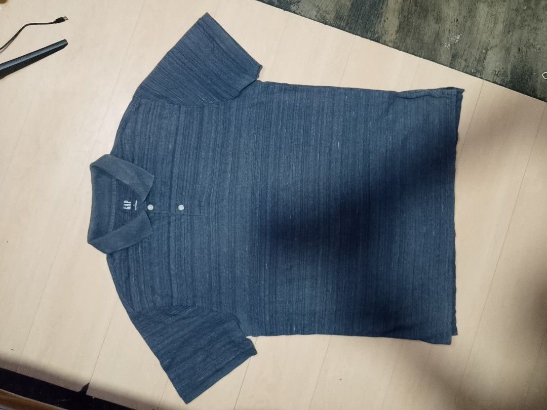 GAP TEXTURE KNIT POLO SHIRT (Category: Tshirts & Polo Shirts ) located in Mexico. Submitted by thethrift010203 (Listing ID 1461651953, Image 1). Description: AUTHENTIC/LEGIT GAP TEXTURE KNIT POLO SHIRT Color : BLUE Fabic : 74% COTTON 24% POLYESTER 2% Spandex Size on tag: LARGE kasya sa LARGE to XL fit sa XXL Sobrang ganda, Comfortable Width : 22.6 Length : 31.2 Condition : EXCELLENT condition Issue : NO ISSUE MOP : GCASH Ship via J&T Price :₱550+