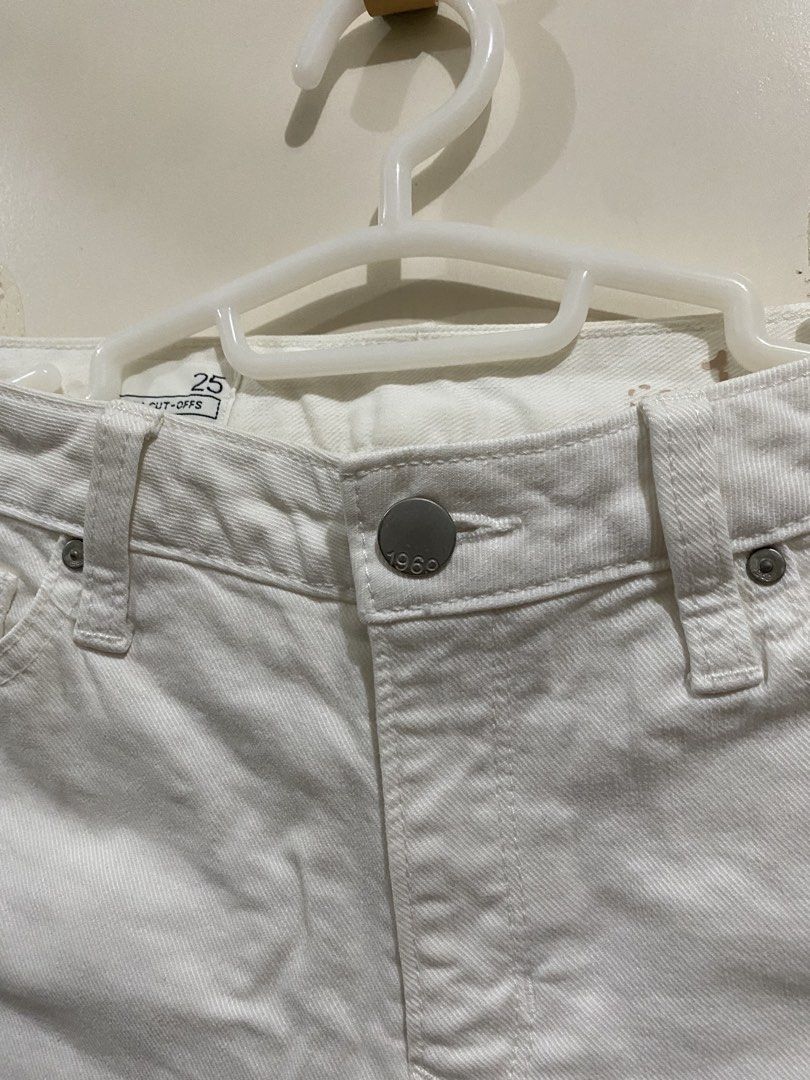 GAP White Slim Cut-Offs Denim Shorts (Category: Shorts) located in Taguig. Submitted by maly01_ (Listing ID 1461565308, Image 2). Description: Size 25.