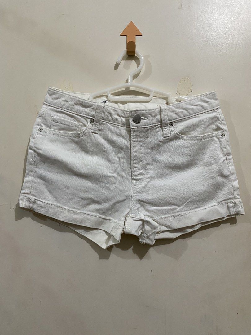 GAP White Slim Cut-Offs Denim Shorts (Category: Shorts) located in Taguig. Submitted by maly01_ (Listing ID 1461565308, Image 1). Description: Size 25.