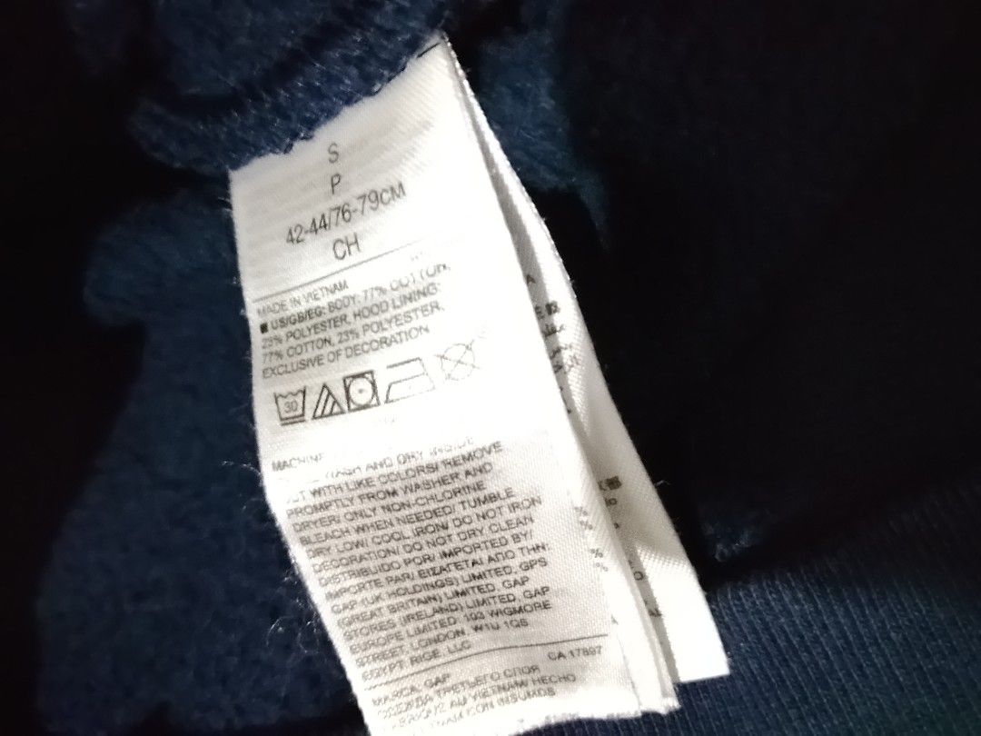 GAP ZIP UP JACKET (Category: Coats, Jackets and Outerwear) located in Cavite. Submitted by jftxthrift (Listing ID 1461671193, Image 3). Description: issue: 2 pinhole.