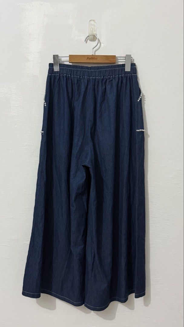 Garterized soft denim wide pants (Category: Other Bottoms) located in Cordova. Submitted by thedecluterrer (Listing ID 1461600536, Image 3). Description: .