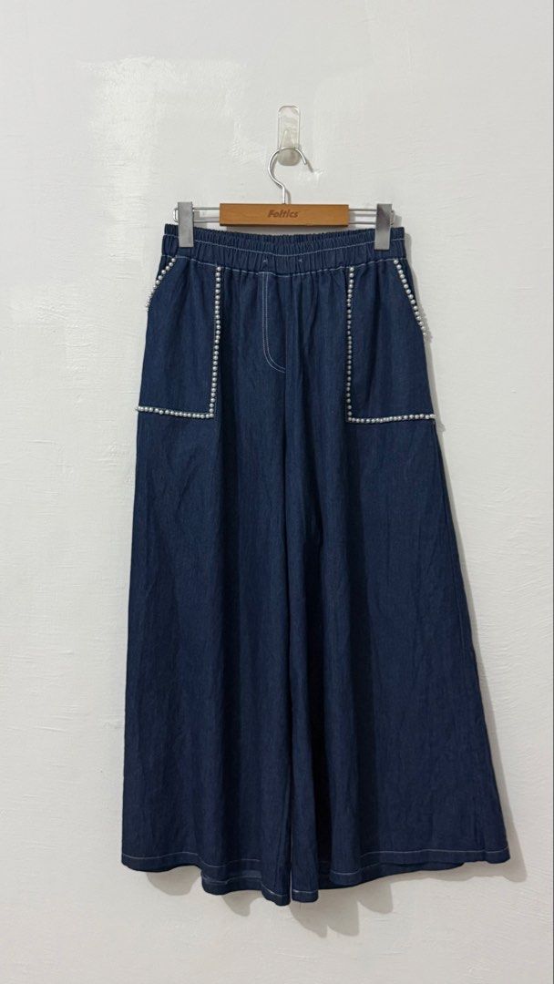 Garterized soft denim wide pants (Category: Other Bottoms) located in Cordova. Submitted by thedecluterrer (Listing ID 1461600536, Image 1). Description: .