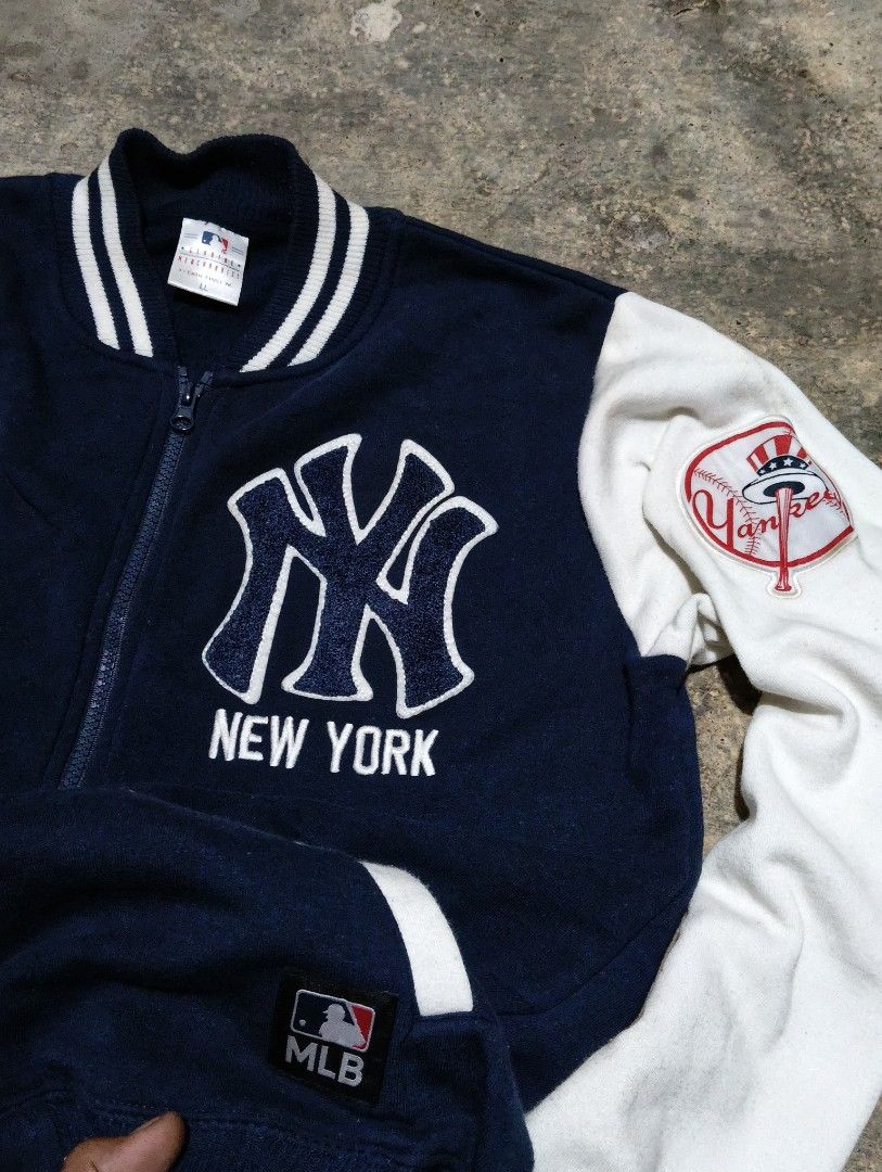 Genuine merch (Category: Coats, Jackets and Outerwear) located in Ajuy. Submitted by aljohndalumpines88 (Listing ID 1461770433, Image 3). Description: no issue.
