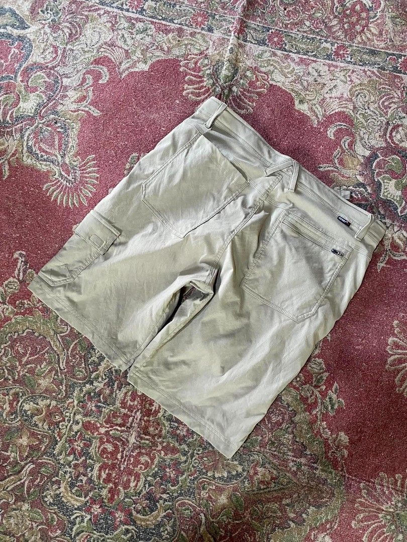 GERRY OUTDOOR SHORT (Category: Shorts) located in Dipolog. Submitted by 2hccollective (Listing ID 1461585795, Image 1). Description: GERRY SHORT FORSALE ❗ GOOD TO EXCELLENT NO ISSUE 9/10 COLORATE SIZE 36 ON TAG DIMES: W36 LENGHT 21 OPENING 11.