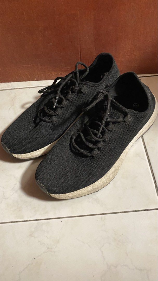 Giordano Black Knit Sneakers Size 41 (Category: Sneakers) located in Imus. Submitted by soleilnandou (Listing ID 1461651089, Image 2). Description: - Giordano black knit sneakers - Lace-up style - Comfortable for everyday wear - Size 41 - Soles show some signs of use (please check photos for details) RFS: tambak nalang kaya medyo madumi .