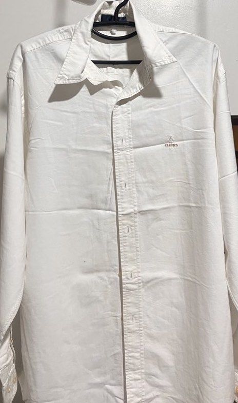 Giordano Classics White Long-Sleeve Button-Down Shirt (Category: Formal Shirts) located in Dinalupihan. Submitted by banditvaultco (Listing ID 1459426451, Image 1). Description: Giordano Classics White 100% Cotton Long-Sleeve Button-Down Shirt Size Large long-sleeve button-down shirt Front: Features a neat button-up closure Cuffs: Standard buttoned cuffs, a unique 3-button decorative/adjustable layout. Collar: Clean, traditional pointed collar. F