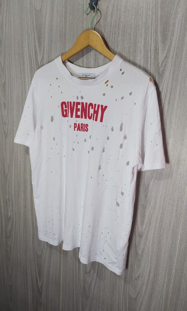 Givenchy Distressed Shirt (Category: Tshirts & Polo Shirts ) located in Milaor. Submitted by lootinout (Listing ID 1461637231, Image 3). Description: Givenchy Distressed Shirt ✅Size: M ✅Width: 21 ✅Length: 27 ✅Color Rate: 9.5/10 ✅No Issue ✅Need Wash ✅Location: Bicol Naga City, Camarines Sur ✅Courier: J&T Express/Flash Express ✅MOP: Gcash only.