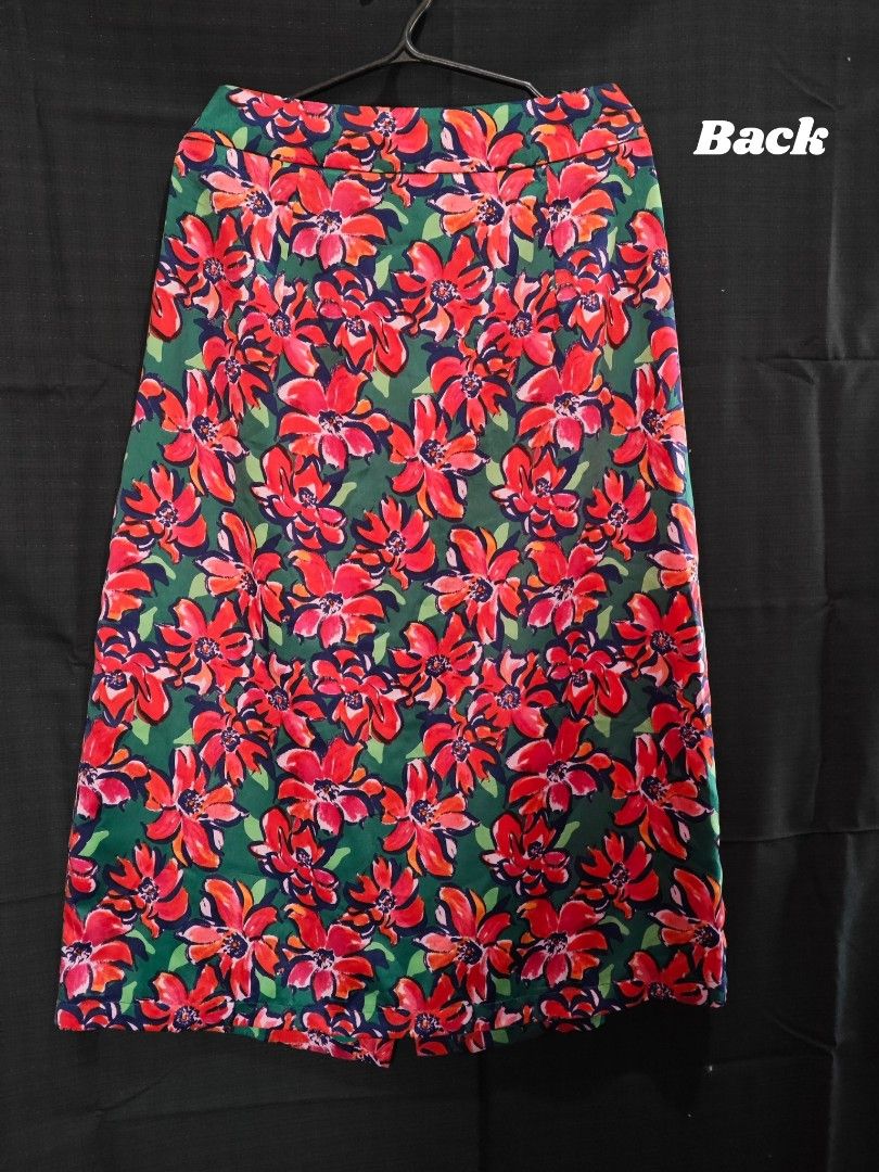 Glamorous Floral Button Front Midi Skirt (Category: Skirts) located in Manila. Submitted by janes__closet (Listing ID 1461688877, Image 3). Description: Brand: Glamorous Size: Small.