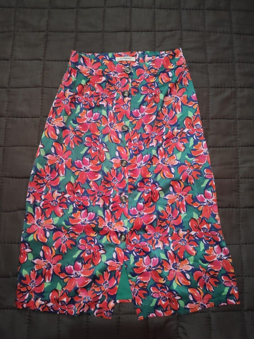 Glamorous Floral Button Front Midi Skirt (Category: Skirts) located in Manila. Submitted by janes__closet (Listing ID 1461688877, Image 1). Description: Brand: Glamorous Size: Small.