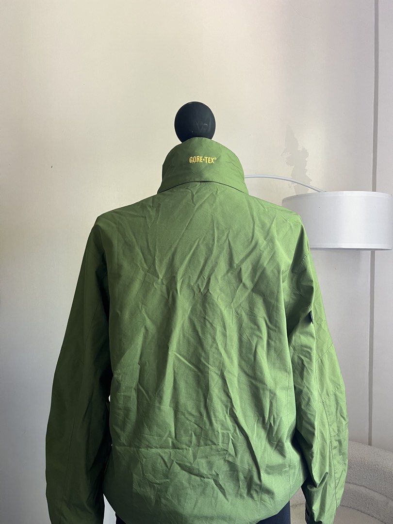gore-tex windbreaker jacket (Category: Coats, Jackets and Outerwear) located in Gasan. Submitted by sellcouth (Listing ID 1461626370, Image 2). Description: m-l.