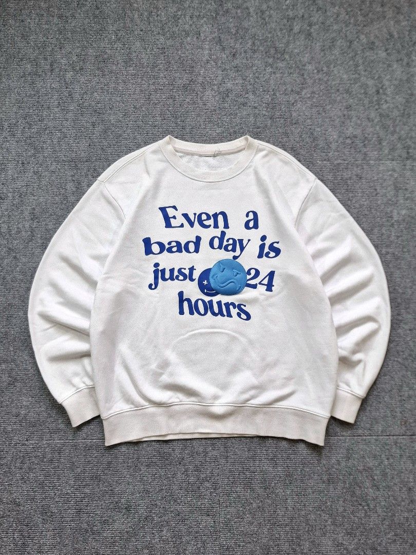 Graphics White Sweatshirt (Category: Coats, Jackets and Outerwear) located in Las Pinas. Submitted by nevergetsold.ph (Listing ID 1461747983, Image 1). Description: Graphics White Sweatshirt Dimentions (inches) Width: 23.5 Length: 26 Sleeve Lenght: 23 Issues: none.