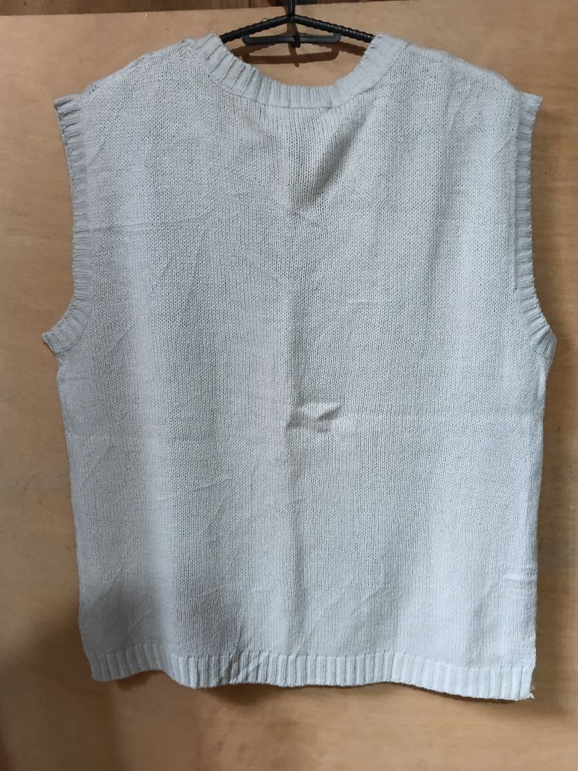 Gray Cable Knit V-Neck Vest (Category: Vests) located in Alegria. Submitted by kent_u (Listing ID 1431680467, Image 3). Description: M-L 25x20 Diamond/Cable Stitch.