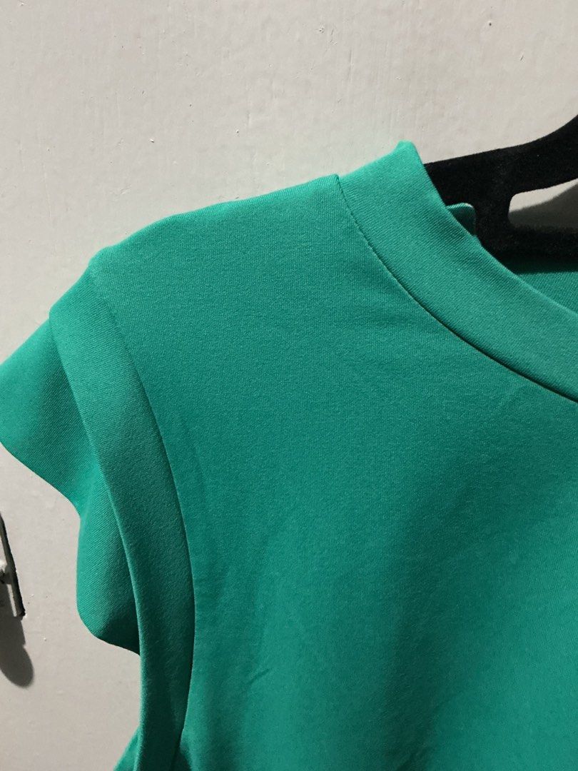 Green Cropped Top (Category: Sleeveless) located in Bulacan. Submitted by toogoodtobegarbage (Listing ID 1461695353, Image 3). Description: - Green cropped top - Sleeveless with rounded neckline - no flaws/ stains - needs iron - size M- Semi large.