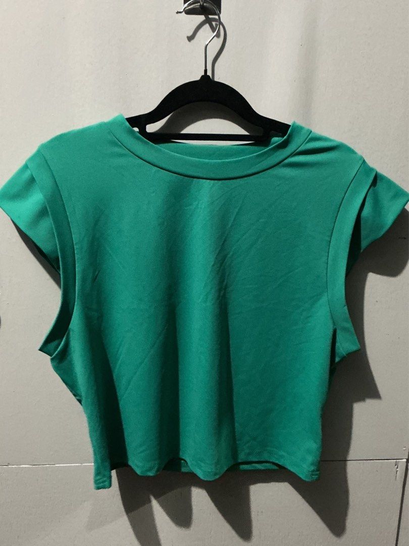 Green Cropped Top (Category: Sleeveless) located in Bulacan. Submitted by toogoodtobegarbage (Listing ID 1461695353, Image 1). Description: - Green cropped top - Sleeveless with rounded neckline - no flaws/ stains - needs iron - size M- Semi large.