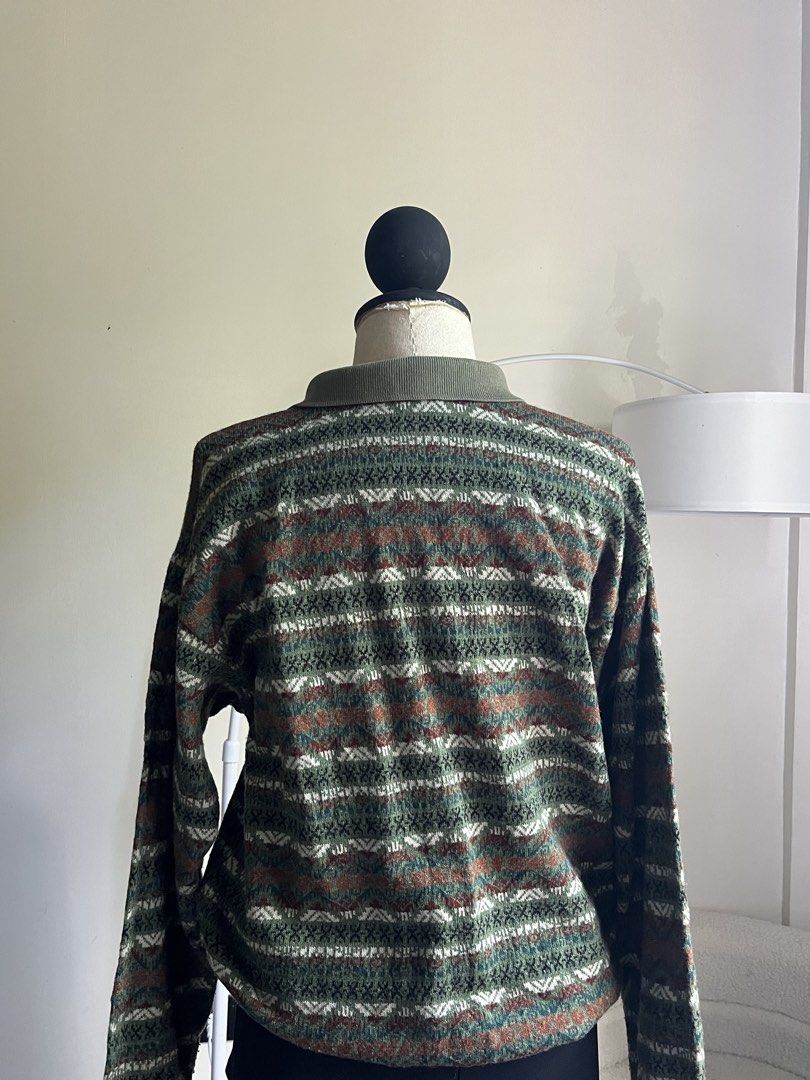 green sweater (Category: Coats, Jackets and Outerwear) located in Gasan. Submitted by sellcouth (Listing ID 1461624581, Image 2). Description: s-m.