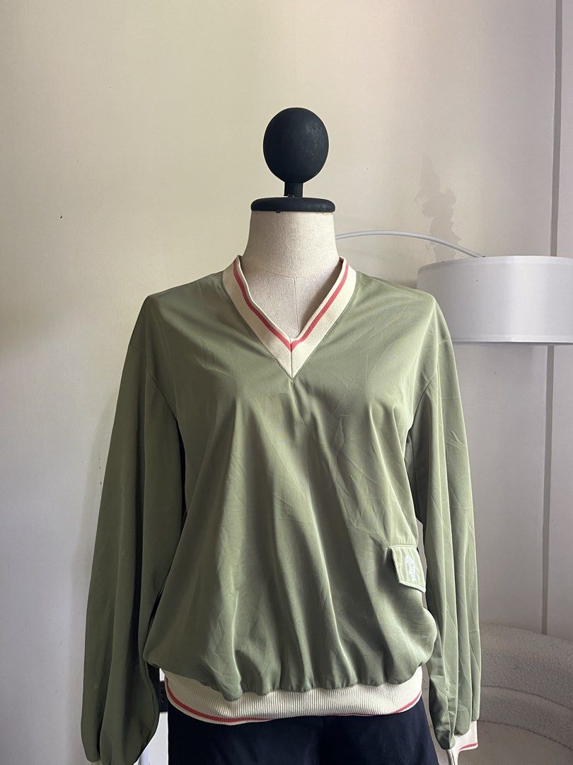 green v-neck sweater (Category: Coats, Jackets and Outerwear) located in Gasan. Submitted by sellcouth (Listing ID 1461625624, Image 1). Description: m.