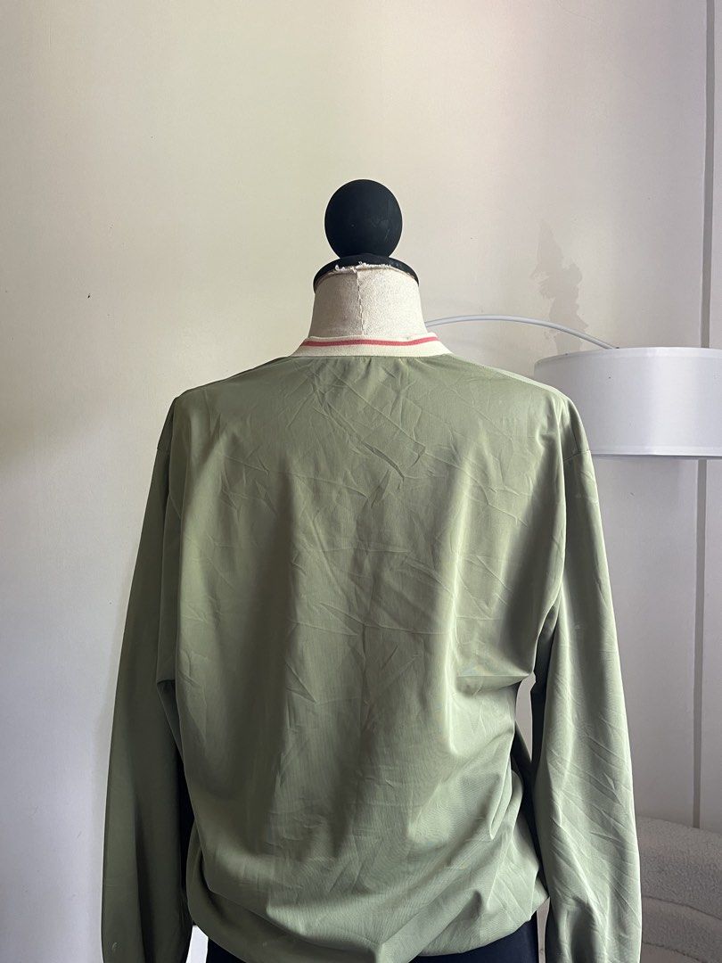 green v-neck sweater (Category: Coats, Jackets and Outerwear) located in Gasan. Submitted by sellcouth (Listing ID 1461625624, Image 2). Description: m.
