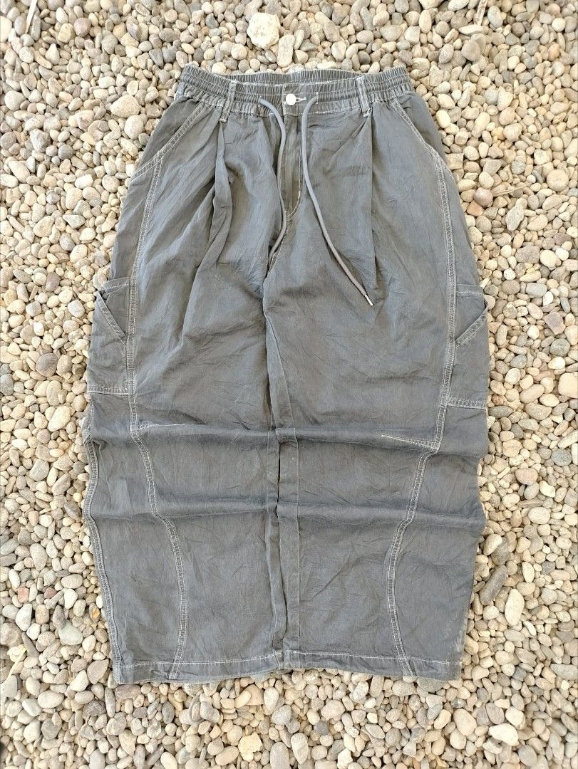 Grey Cargo Pants with Drawstring Waist (Category: Trousers) located in Manila. Submitted by vestrathrift (Listing ID 1461748029, Image 2). Description: 𝗥𝗔𝗡𝗗𝗢𝗠 𝗕𝗔𝗚𝗚𝗬 𝗖𝗔𝗥𝗚𝗢 (𝗚𝗥𝗘𝗬) 𝗠𝗜𝗡𝗘: ₱𝟮𝟵𝟵 + 𝗦𝗛𝗜𝗣𝗣𝗜𝗡𝗚 𝗙𝗘𝗘 ━━━━━━━━━━━━━━━━ 𝗠𝗘𝗔𝗦𝗨𝗥𝗘𝗠𝗘𝗡𝗧𝗦 𝗪𝗔𝗜𝗦𝗧: FREE 𝗟𝗘𝗡𝗚𝗧𝗛: 41 𝗧𝗛𝗜𝗚𝗛: 15 𝗟𝗘𝗚 𝗢𝗣𝗘𝗡𝗜𝗡𝗚: 10 𝗙𝗜𝗧: 𝗕𝗔𝗚𝗚𝗬 𝗖𝗢𝗡𝗗𝗜𝗧𝗜𝗢𝗡:𝟭𝟬/𝟭𝟬 𝗜𝗦𝗦𝗨𝗘𝗦:𝗡𝗢𝗡𝗘 ━━━━━━━━━━━━━━━━ 𝗗𝗘