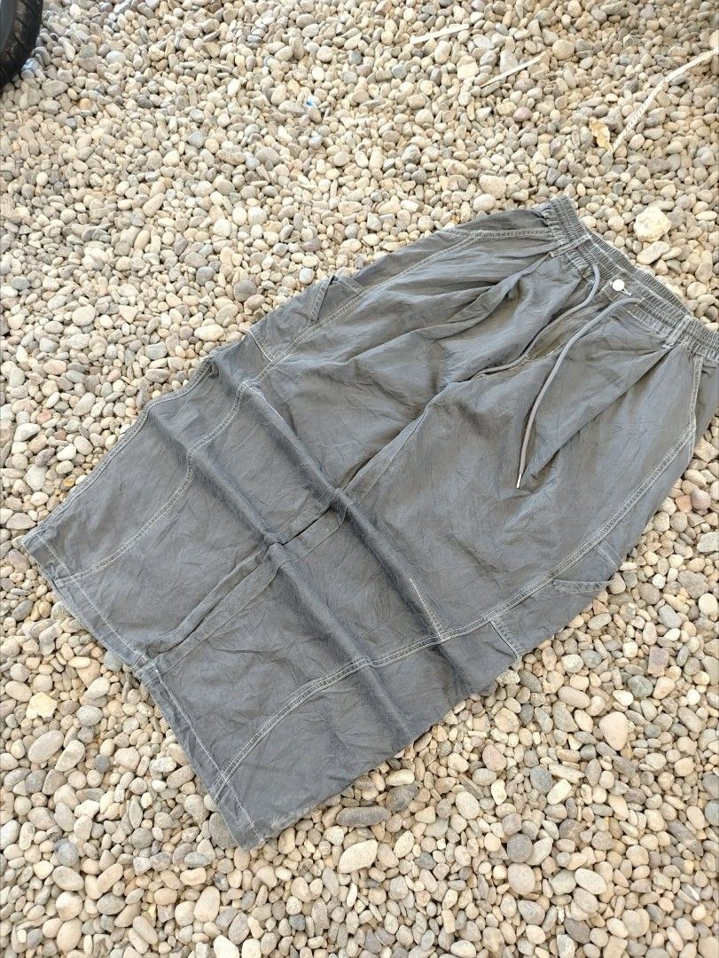 Grey Cargo Pants with Drawstring Waist (Category: Trousers) located in Manila. Submitted by vestrathrift (Listing ID 1461748029, Image 3). Description: 𝗥𝗔𝗡𝗗𝗢𝗠 𝗕𝗔𝗚𝗚𝗬 𝗖𝗔𝗥𝗚𝗢 (𝗚𝗥𝗘𝗬) 𝗠𝗜𝗡𝗘: ₱𝟮𝟵𝟵 + 𝗦𝗛𝗜𝗣𝗣𝗜𝗡𝗚 𝗙𝗘𝗘 ━━━━━━━━━━━━━━━━ 𝗠𝗘𝗔𝗦𝗨𝗥𝗘𝗠𝗘𝗡𝗧𝗦 𝗪𝗔𝗜𝗦𝗧: FREE 𝗟𝗘𝗡𝗚𝗧𝗛: 41 𝗧𝗛𝗜𝗚𝗛: 15 𝗟𝗘𝗚 𝗢𝗣𝗘𝗡𝗜𝗡𝗚: 10 𝗙𝗜𝗧: 𝗕𝗔𝗚𝗚𝗬 𝗖𝗢𝗡𝗗𝗜𝗧𝗜𝗢𝗡:𝟭𝟬/𝟭𝟬 𝗜𝗦𝗦𝗨𝗘𝗦:𝗡𝗢𝗡𝗘 ━━━━━━━━━━━━━━━━ 𝗗𝗘