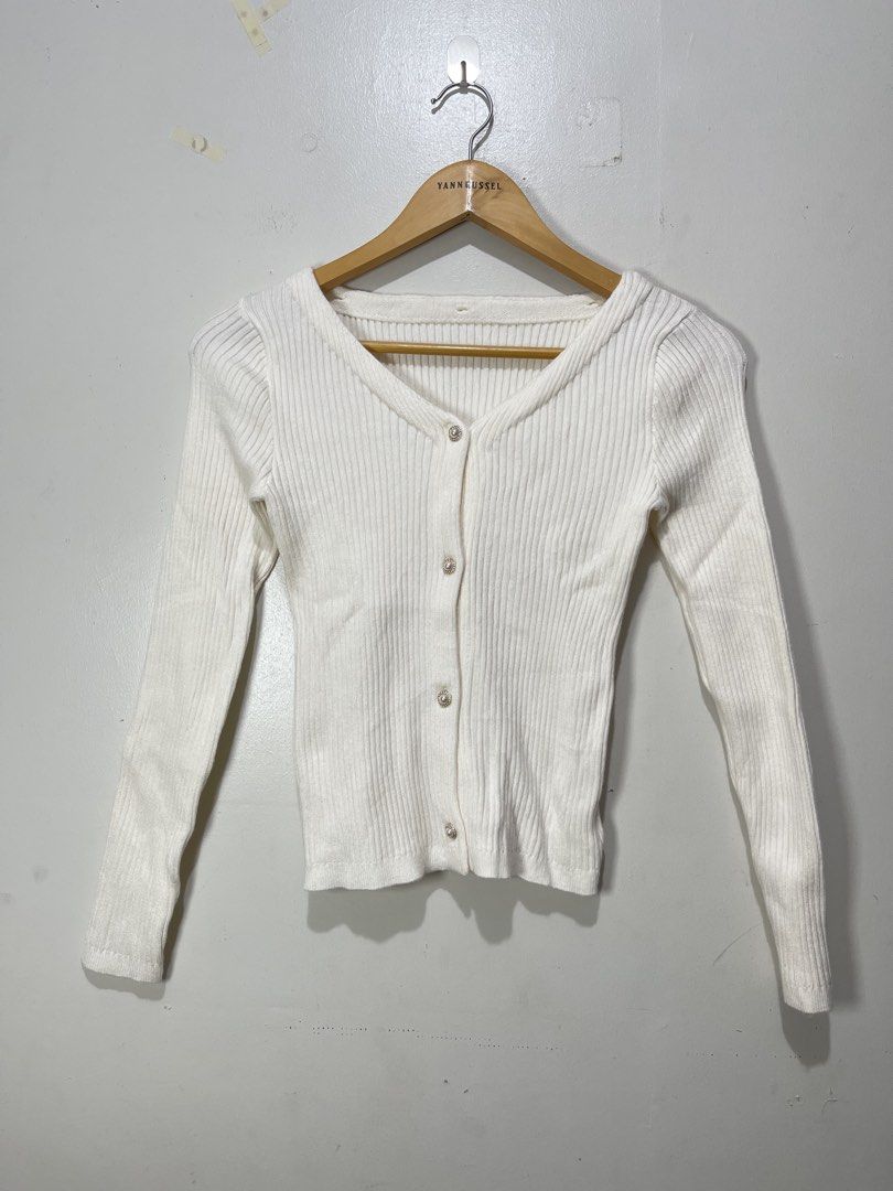 GRL Super Soft Ribbed V-neck Cardigan (Category: Coats, Jackets and Outerwear) located in Davao. Submitted by yannrussel00 (Listing ID 1461707515, Image 2). Description: Size Small on tag Dimes W13.5 x L19 laid flat Condition 10/10 Like new Ganda nito. Soft din masyado yung tela and stretchable. No issue First pic like when worn purposes only. Wala akong makita na same item. ₱400.