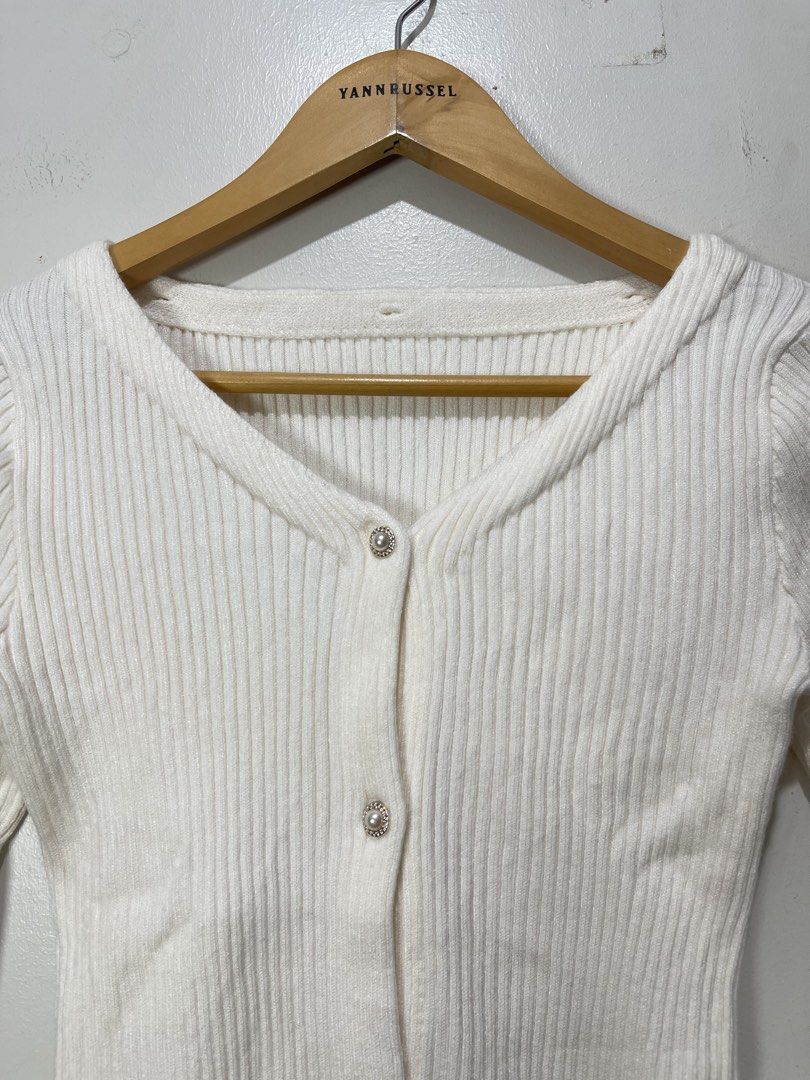 GRL Super Soft Ribbed V-neck Cardigan (Category: Coats, Jackets and Outerwear) located in Davao. Submitted by yannrussel00 (Listing ID 1461707515, Image 3). Description: Size Small on tag Dimes W13.5 x L19 laid flat Condition 10/10 Like new Ganda nito. Soft din masyado yung tela and stretchable. No issue First pic like when worn purposes only. Wala akong makita na same item. ₱400.