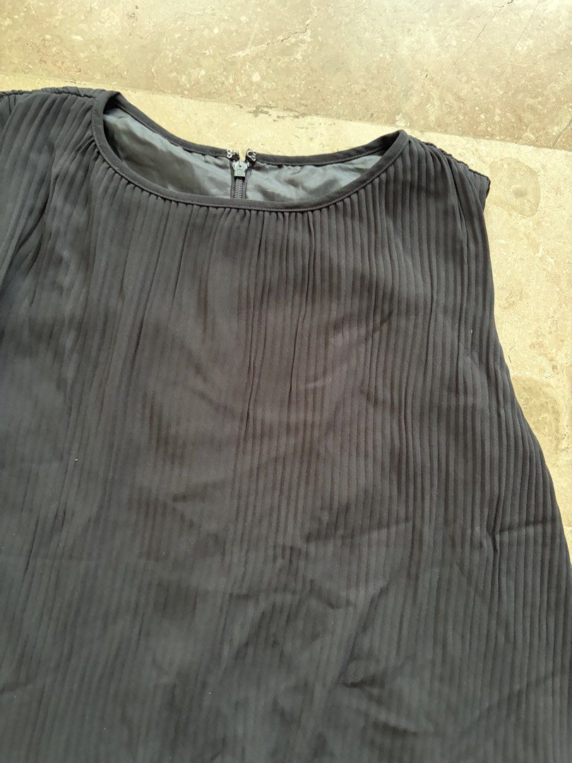 GU Black Pleated Sleeveless Top (Category: Others Tops) located in Quezon City. Submitted by tidyup.lara (Listing ID 1461569005, Image 2). Description: Size S Shoulder 14” Bust 32” Length 24” Condition 8/10: used but in good condition .