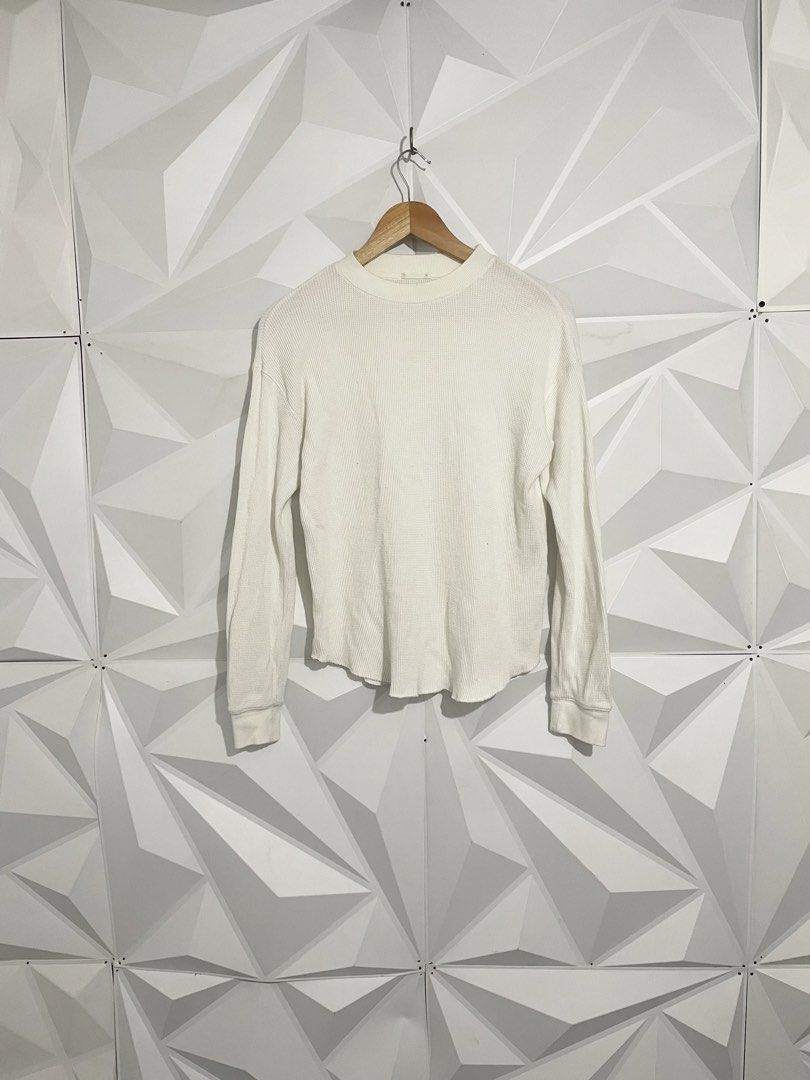GU Knitted White Sweater (Category: Coats, Jackets and Outerwear) located in Cabuyao City. Submitted by ParadisethriftedPh (Listing ID 1461786345, Image 1). Description: Cr: 9.2/10 Dimensions W: 19 L: 24.