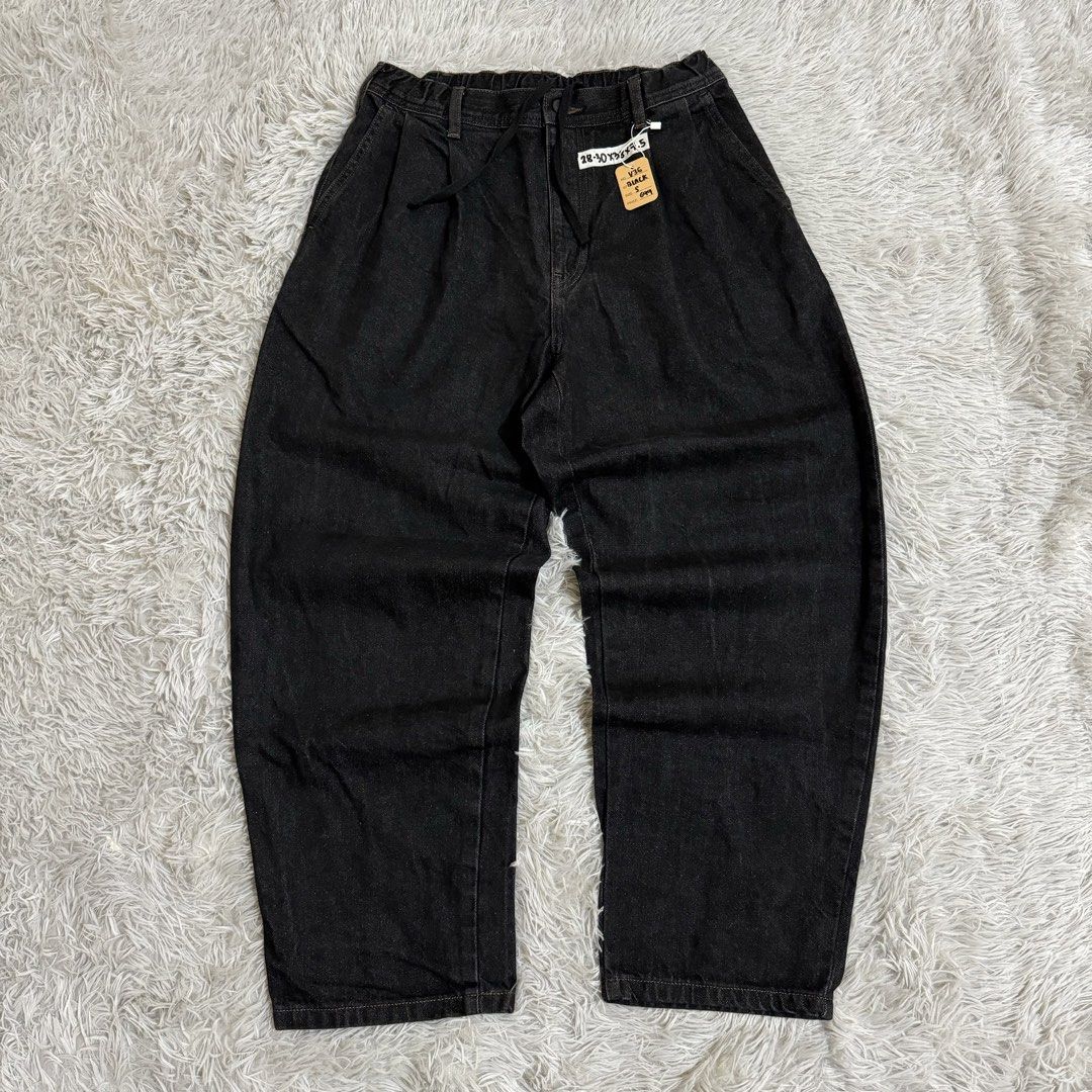 GU MEN’S CARROT JEANS (Category: Jeans) located in Manila. Submitted by thrifthing_121102 (Listing ID 1461743691, Image 1). Description: GU MEN’S CARROT JEANS •SIZE SMALL •WAIST - 28-30” •LENGTH - 38” •HEM - 7.5” •EXCELLENT CONDITION •NO ISSUES ₱699 + SF ✅All items are in excellent to new condition. ✅Color may vary due to lighting. 📦J&T Express or Lalamove Shipping. 💸Gcash Payment. 📍Moonwalk, Paranaque City.