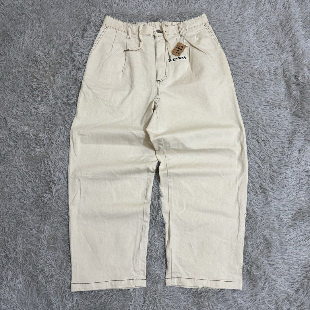 GU MEN’S CARROT JEANS (Category: Jeans) located in Manila. Submitted by thrifthing_121102 (Listing ID 1461744366, Image 1). Description: GU MEN’S CARROT JEANS •SIZE MEDIUM •WAIST - 30-32” •LENGTH - 38” •HEM - 9” •EXCELLENT CONDITION •NO ISSUES ₱699 + SF ✅All items are in excellent to new condition. ✅Color may vary due to lighting. 📦J&T Express or Lalamove Shipping. 💸Gcash Payment. 📍Moonwalk, Paranaque City.