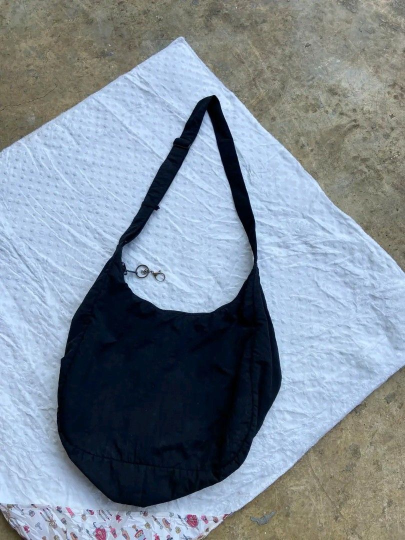 GU NYLON SLING BAG EXCELLENT CONDITION NO ISSUE SOLID MINE:450💵 (Category: Sling Bags) located in Manila. Submitted by thebrothrift (Listing ID 1461729851, Image 2). Description: .