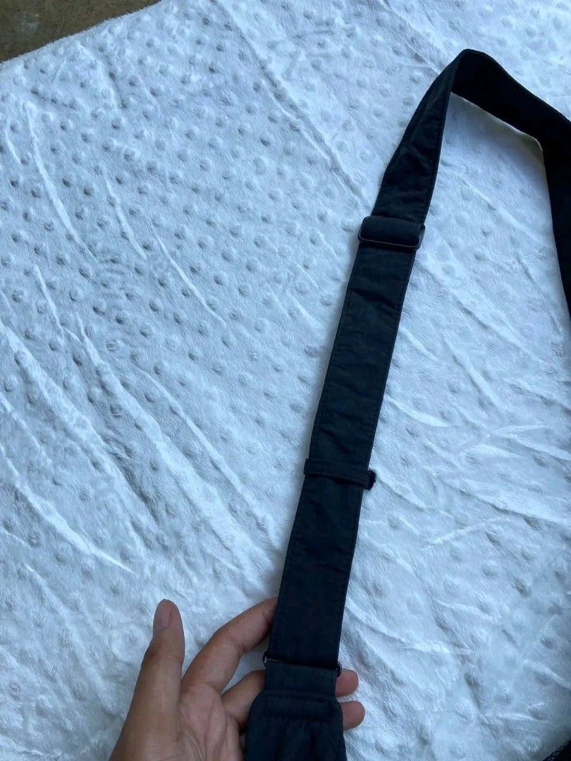 GU NYLON SLING BAG EXCELLENT CONDITION NO ISSUE SOLID MINE:450💵 (Category: Sling Bags) located in Manila. Submitted by thebrothrift (Listing ID 1461729851, Image 3). Description: .