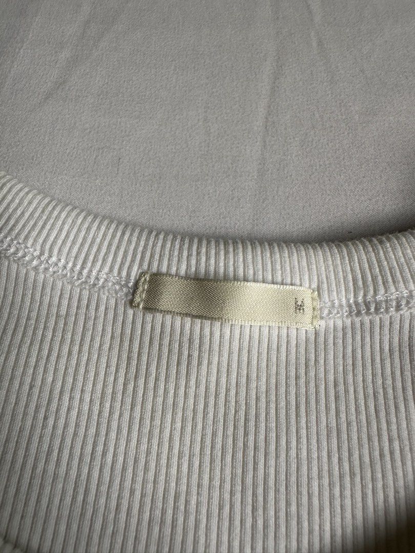 GU Ribbed Crew Neck T-shirt (Category: Shirts) located in Bacolod City. Submitted by pym_shops (Listing ID 1461701915, Image 2). Description: - Brand: GU - Color: White - Style: Ribbed T-shirt - Neckline: Crew neck - Sleeves: Short sleeves - Material: Cotton, Polyester, Polyurethane blend - Features: Comfortable, versatile, easy to style - Perfect for: Wardrobe staple, everyday wear.