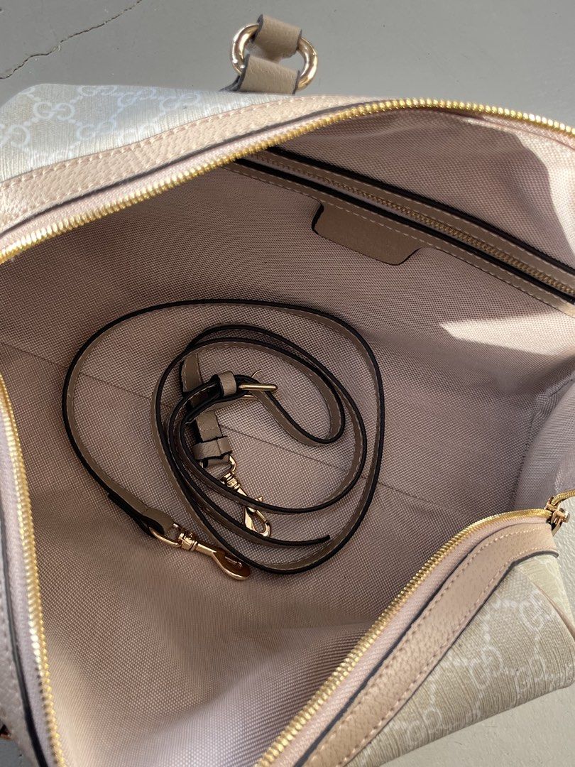 GUCCI OPHIDIA BARREL DUFFLE GG CANVAS WHITE (Category: Cross-body Bags) located in San Fernando. Submitted by archivalhighlights (Listing ID 1461667874, Image 3). Description: This is a Gucci Ophidia barrel duffle bag featuring beige GG Supreme canvas, leather trim, and the iconic green-and-red Web stripe with a gold-toned Double G emblem. -COMPLETE .