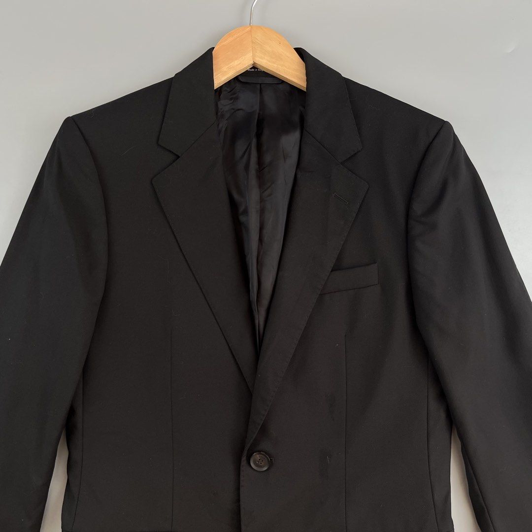 Gucci Single Breasted Women’s Coat (Category: Activewear) located in Los Banos. Submitted by 4030.archives. (Listing ID 1461771346, Image 3). Description: Gucci Single Breasted Women’s Coat 4000 Pesos Size 44 Length : 29 inches Width : 18.5 inches Sleeves : 26 inches Shoulder : 16 inches Good as new .