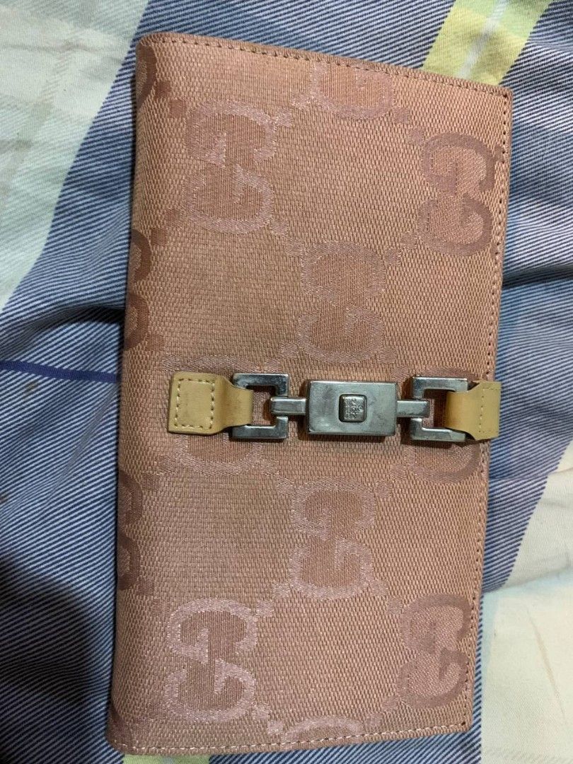 GUCCI WALLET (Category: Luxury Bags & Wallets) located in Cavite. Submitted by soundthrift (Listing ID 1461619840, Image 1). Description: excellent condition as is issue: missing puller.