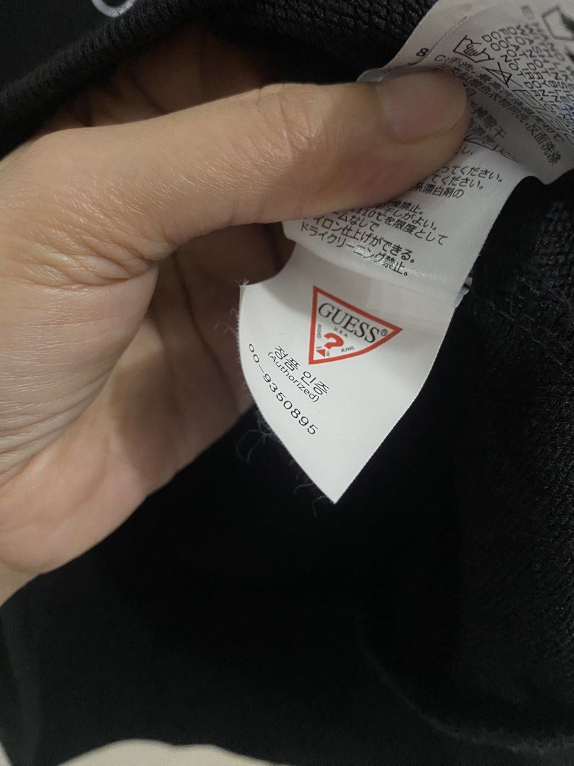 Guess crewneck (Category: Coats, Jackets and Outerwear) located in Santa Maria. Submitted by jordangail (Listing ID 1461719700, Image 3). Description: Guess crewneck Small 20x26 9.9/10 black na black As new condi Mine na Gcash Jnt God bless.