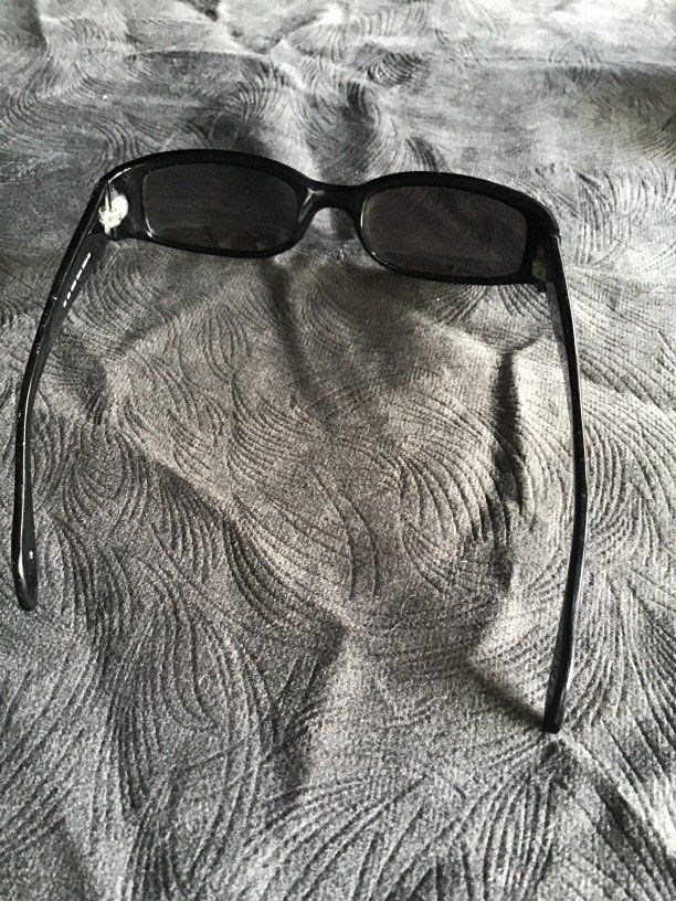 Guess sunglass authentic (Category: Sunglasses & Eyewear) located in Baguio. Submitted by agozun61 (Listing ID 1461596737, Image 2). Description: Authentic guess sunglass color black.Walang Grado good condition..