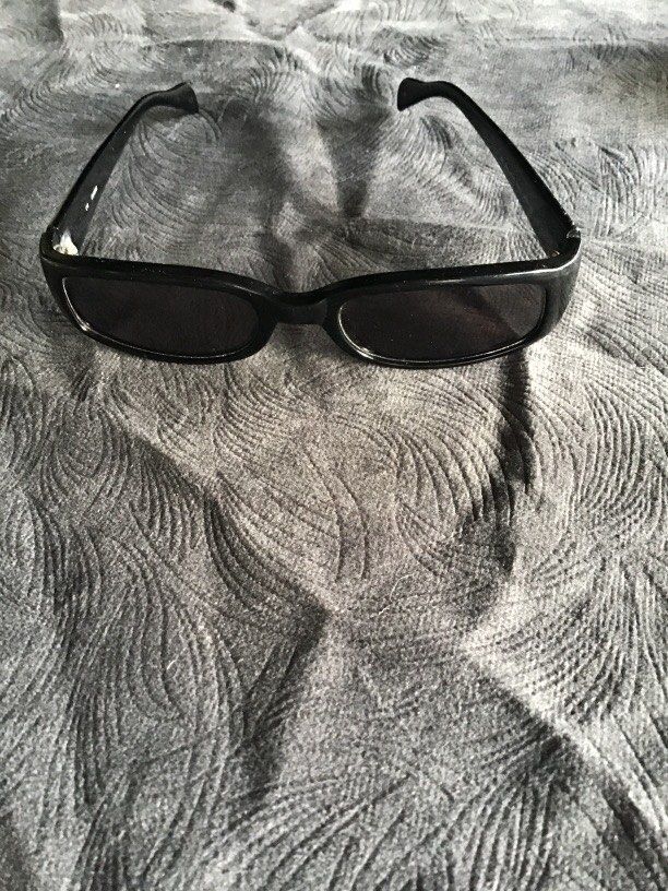 Guess sunglass authentic (Category: Sunglasses & Eyewear) located in Baguio. Submitted by agozun61 (Listing ID 1461596737, Image 1). Description: Authentic guess sunglass color black.Walang Grado good condition..