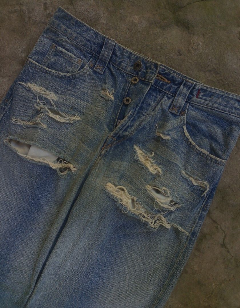 Guess Vintage Distressed Jeans (Category: Jeans) located in Tacloban City. Submitted by thrift.o.thrift (Listing ID 1461566915, Image 2). Description: W31 L42 Baggy fit excellent condition add sf.