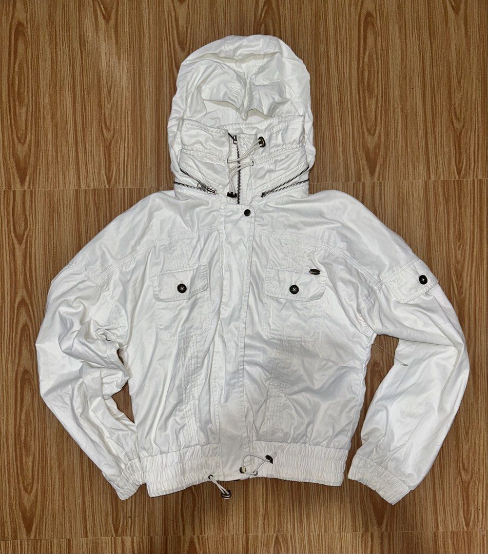 Guess White Hooded Zip-Up Jacket with Drawstring Waist (Category: Coats, Jackets and Outerwear) located in Quezon City. Submitted by morningstar.to (Listing ID 1461704695, Image 1). Description: L - 20 W - 17.
