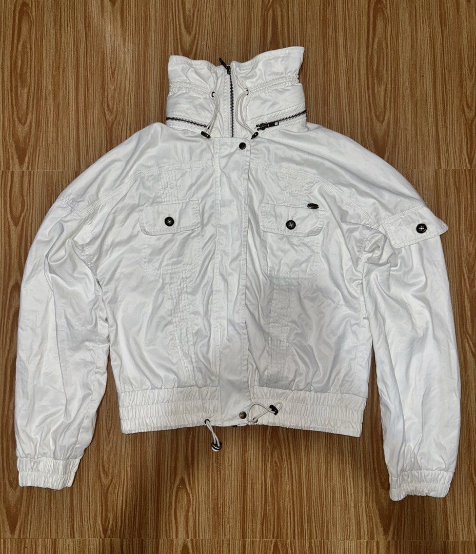 Guess White Hooded Zip-Up Jacket with Drawstring Waist (Category: Coats, Jackets and Outerwear) located in Quezon City. Submitted by morningstar.to (Listing ID 1461704695, Image 2). Description: L - 20 W - 17.