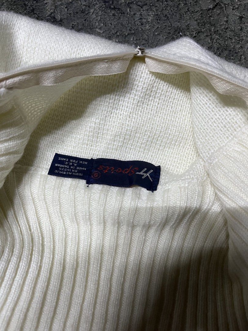 Half zip sweater (Category: Activewear) located in Pasay City. Submitted by metro_thrift (Listing ID 1461566652, Image 3). Description: no issue 20x25.